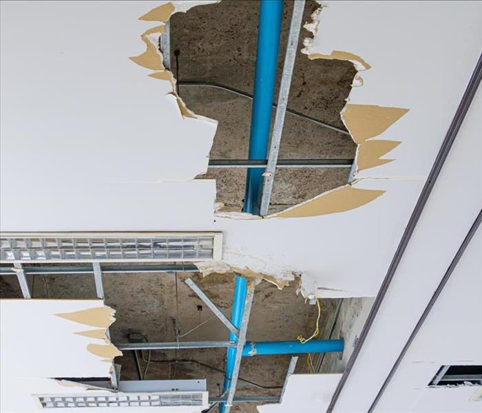 fuga de tubería de agua debajo del techo en el interior del edificio de oficinas