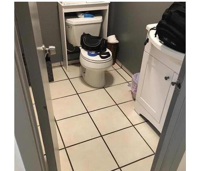 Nice tile floor and bathroom